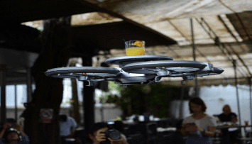 Dron entregando bebida en un restaurante en Singapur